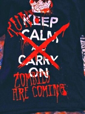 Zombies Are Coming Tee Size M